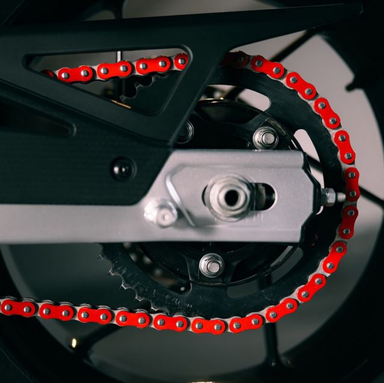 Catena rossa, passo: 520/106 per Aprilia RS 457 /Tuono 457