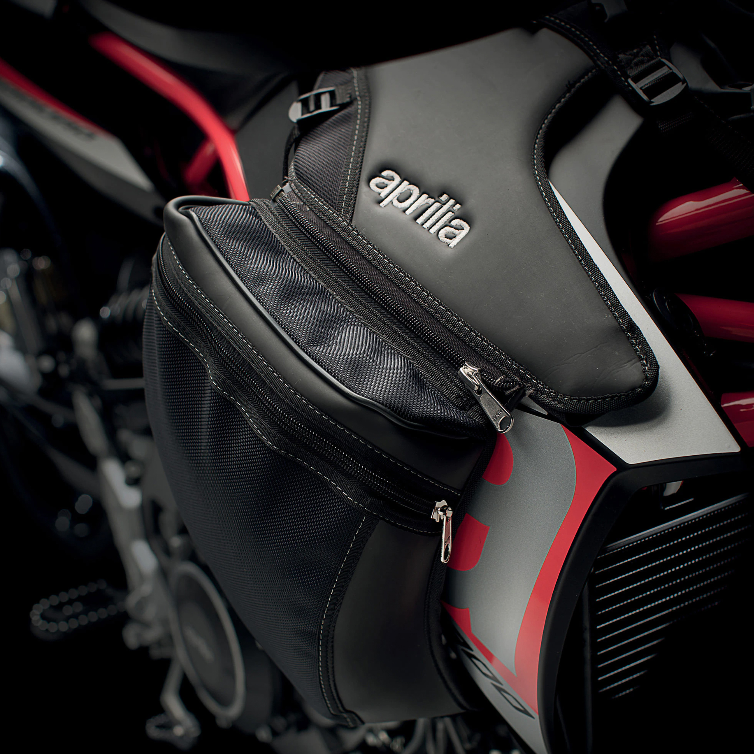 Borse laterali originali per copriserbatoio Aprilia Dorsoduro 750 / 900 / 1200